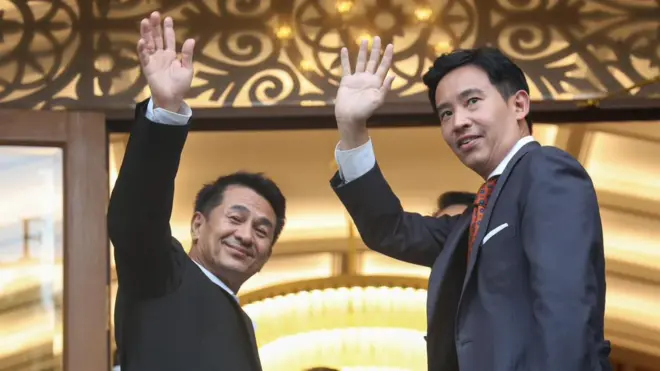 หัวหน้าพรรคโบกมือลา