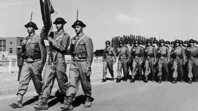 جنود مشاة أتراك يحملون راية فوجهم خلال عرض عسكري في أنقرة عام 1952