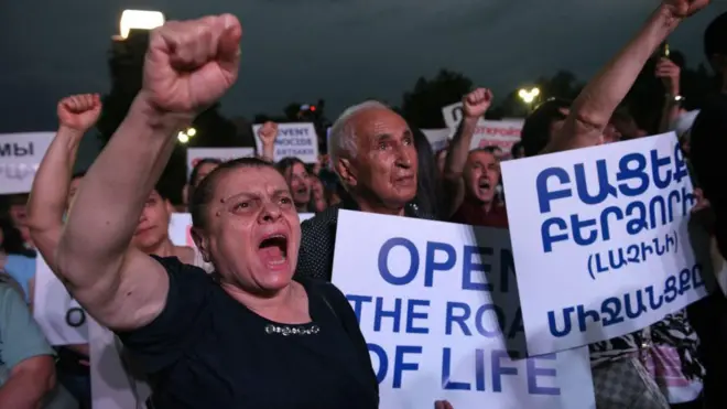Laçın yolunun bağlanması ilə bağlı Yerevanda və Xankəndində son aylarda etiraz nümayişləri keçirilir. 