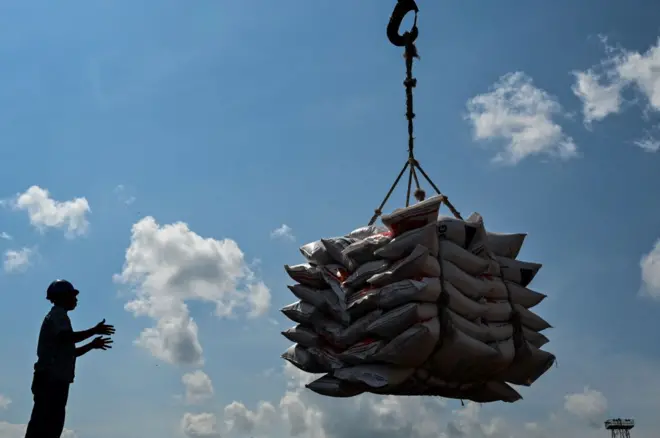 සහල් අර්බුදයට විසඳුමක් ලෙස සහල් ආනයනය කිරීමට ගත් තීරණය අනුව මේවන විට ආනයනික සහල් තොග දිවයින වෙත ලැබෙමින් පවතී.