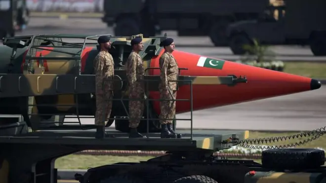 پاکستانی فوجی اسلام آباد میں جوہری وار ہیڈ لے جانے کی صلاحیت رکھنے والے میزائل کی نمائش کرتے ہوئے