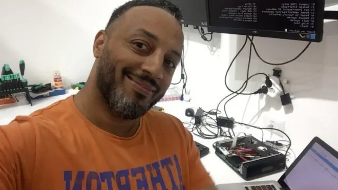 Walid Elhouderi à son laboratoire privé dans son bureau privé