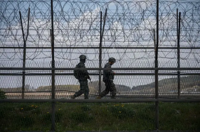 DMZ 주변을 순찰하는 두 명의 한국 군인
