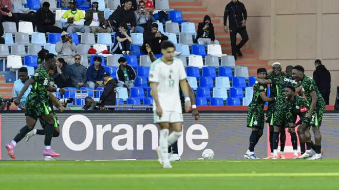 منتخب نيجيريا يحنفل 