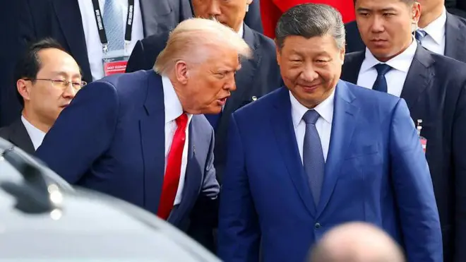 الرئيس الأمريكي دونالد ترامب، على اليسار، يتحدث مع الرئيس الصيني شي جين بينغ، عقب اجتماعهما في قاعة استقبال ناريمارو في بوسان، كوريا الجنوبية، أكتوبر2025