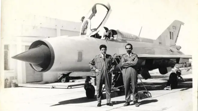 తోటి పైలట్‌తొ మాజీ ఎయిర్ మార్షల్ బ్రిజేశ్ ధర్ జయాల్ 