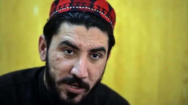 منظور پښتین چې خپله ځانګړې خولۍ یې پر سر ده، د خبرو پرمهال ښکاري.