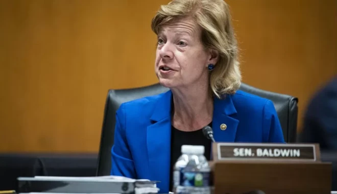 Aṣòfin Tammy Baldwin lo sagbatẹru ofin tuntun naa. 