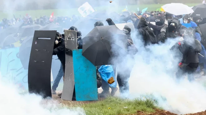 صحنه درگیری معترضان با پلیس