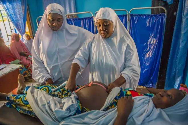 Foto of Midwives wey dey pregnant woman for pre-natal clinic for Tsafe General Hospital.
