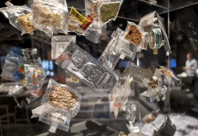 رواد الفضاء يأخذون معهم أطعمة خاصة 