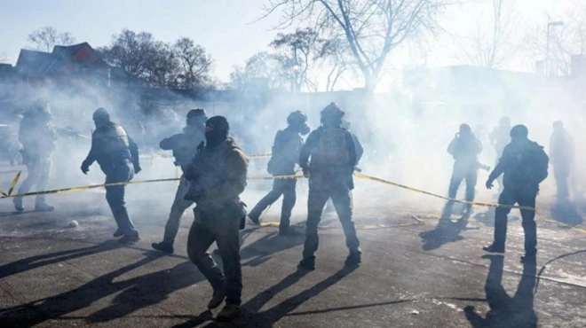 фигуры людей в форме в дыму