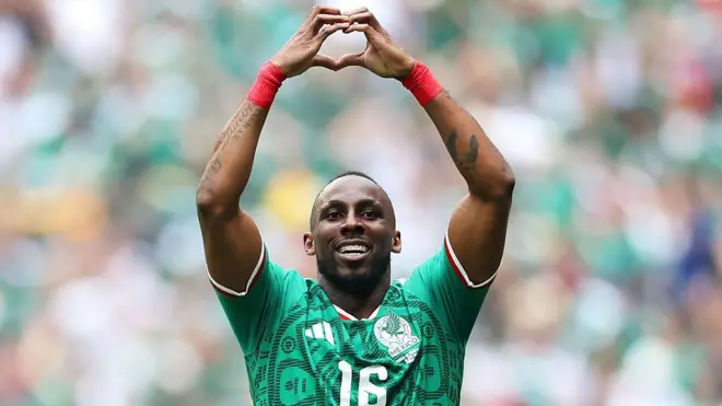 Julián Quiñones, autor del primer gol de México ante Sudáfrica, celebrando.