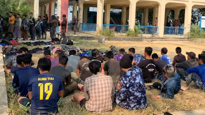 পালিয়ে আসা ব্যক্তিদের উখিয়া সীমান্তের একটি স্কুল রহমতের বিল সরকারি প্রাথমিক বিদ্যালয়ে আশ্রয়ে রাখা হয়েছে।