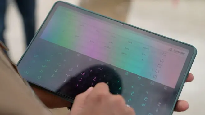 صورة تظهر لجهاز لوحي وتقسيمات تعداد السكان