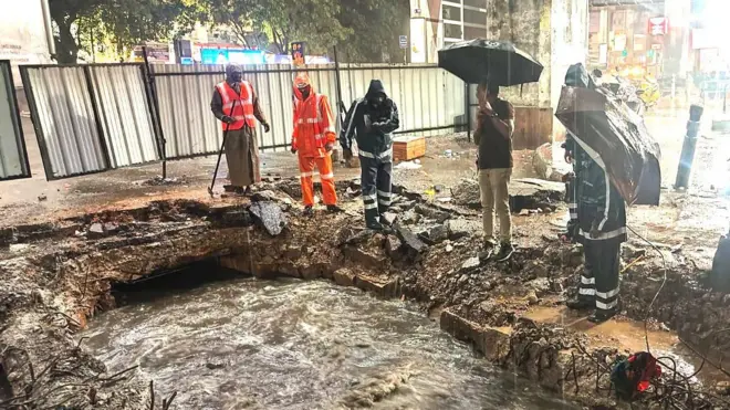 హైదరాబాద్‌లో భారీ వర్షాలతో పొంగిపొర్లుతున్న డ్రెనేజీ