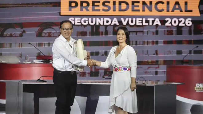 Roberto Sánchez, candidato presidencial del partido Juntos por el Perú (izquierda), y Keiko Fujimori, candidata presidencial del partido Fuerza Popular, durante un debate.
