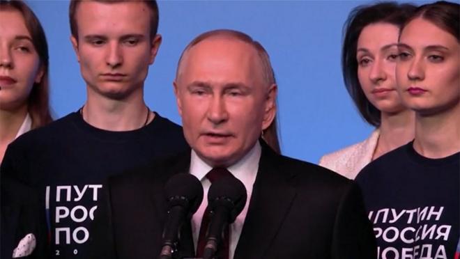 勝利演説するロシアのプーチン大統領