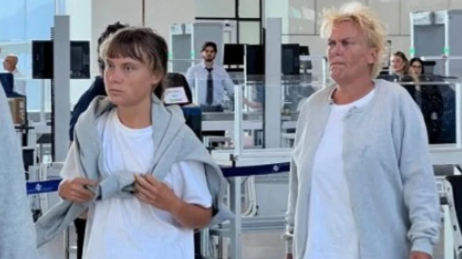 Greta Thumberg (izq.) y otros activistas en el aeropuerto.