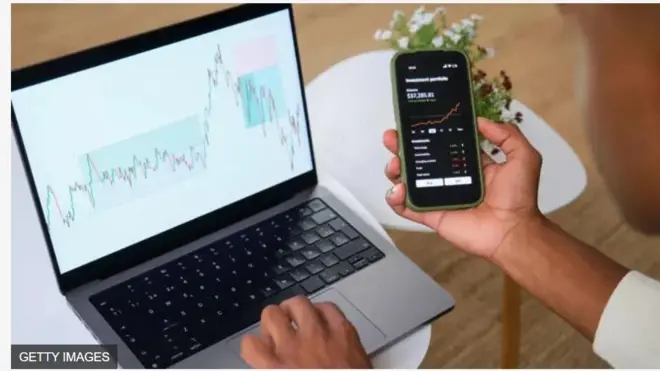 Aworan ọwọ to n tẹ kọmputa ati foonu