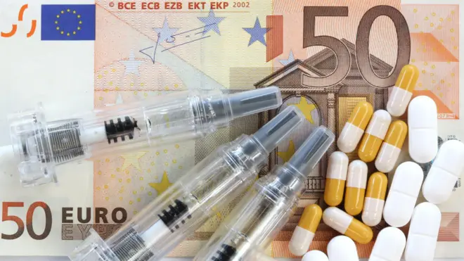 euro banknotu, haplar ve şırıngalar