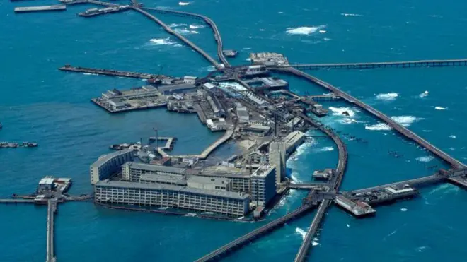 Vista aérea de la ciudad flotante gigante de 48 millas de Neft Dashlari.