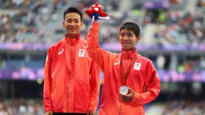 陸上男子5000メートル（視覚障害T11）で銀メダルを獲得した唐沢剣也