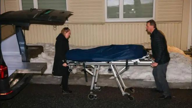 Meydka wiilka la dilay oo laga qaadaayo goobtii lagu dilay