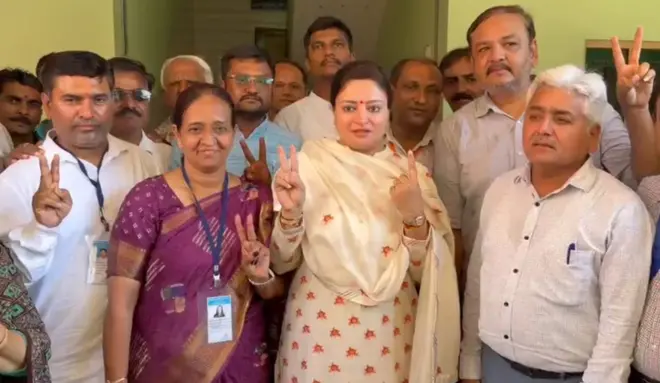 જામનગરનાં સાંસદ પૂનમબહેન માડમે મતદાન કર્યું હતું.