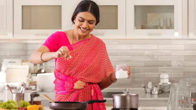 तुम्ही भरपूर मीठ खाता तेव्हा काय होतं? मिठाचं अतिरिक्त सेवन कसं कमी कराल?