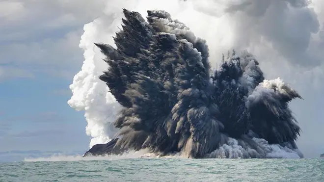 Beberapa letusan gunung berapi yang terlihat di atas permukaan laut telah tercatat di Samudra Pasifik selama bertahun-tahun.