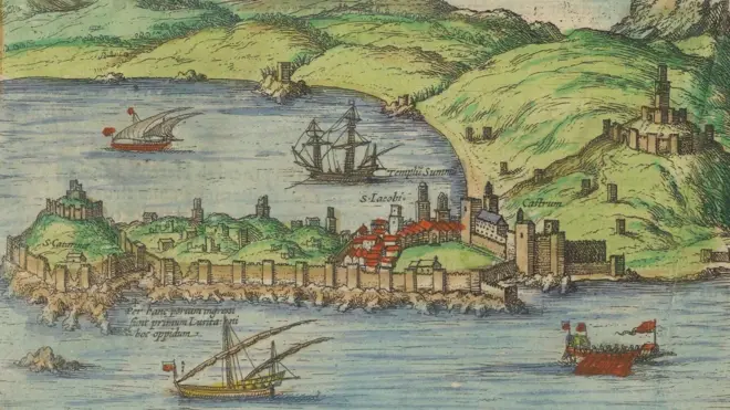 Ilustração de uma cidade portuária fortificada, cercada por muralhas, torres e um castelo sobre uma colina. A baía abriga embarcações à vela, enquanto colinas verdes se estendem ao fundo. Inscrições em latim identificam diferentes pontos da cidade, retratada em um estilo cartográfico típico do Renascimento.