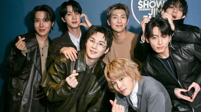 2026年3月25日星期三，防彈少年團成員J-Hope、Jin、Suga、RM、V、Jung Kook和Jimin（蹲著）一起合照。