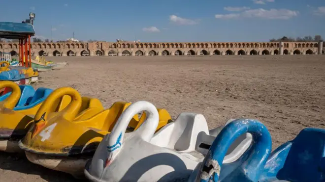 در سال ۱۳۷۹، چند ماه پس از آغاز انتقال آب از زاینده رود به یزد، رودخانه خشک شد