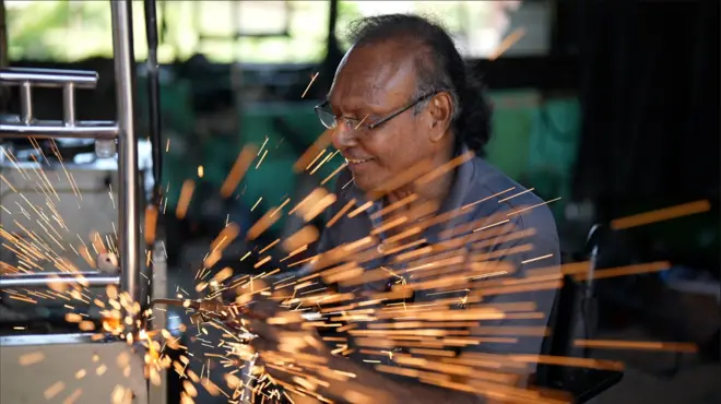 නිලමේ ත්‍රී රෝද රථයක් අලුත්වැඩියා කිරීම