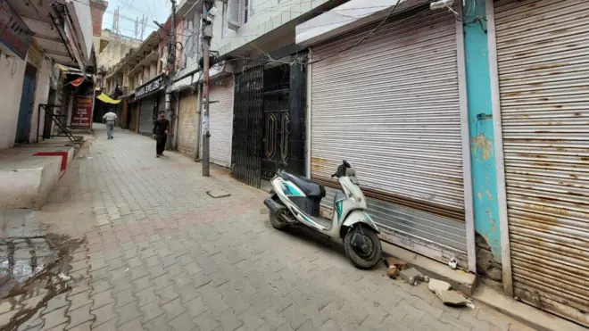 नाहन में बिगड़े सांप्रदायिक सौहार्द का असर बाज़ार पर दिख रहा है. मुसलमान दुकानदारों की दुकानें बंद हैं.