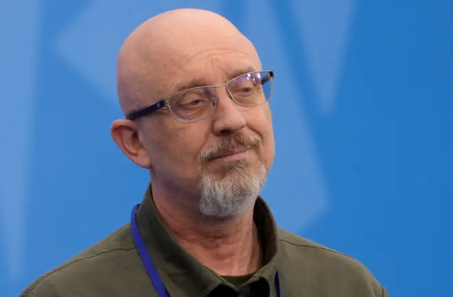 ကာကွယ်ရေးဝန်ကြီးတာဝန်ထမ်းခဲ့သူ 