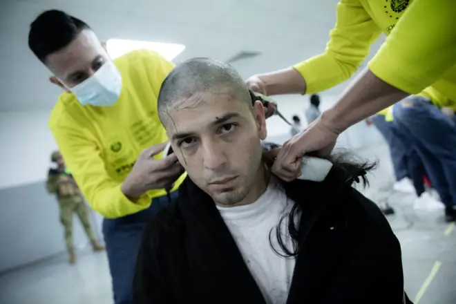 Persona le cortan el cabello en la cárcel. 