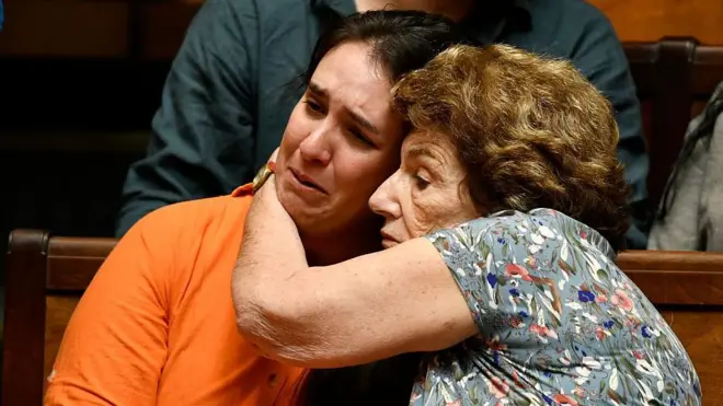 Florencia Salgueiro (izq.), una gran defensora de la muerte asistida en Uruguay, se mostró conmovida mientras los senadores uruguayos debatían un proyecto de ley sobre la eutanasia. Su padre, abuelo y tío murieron debido a una enfermedad neurodegenerativa.