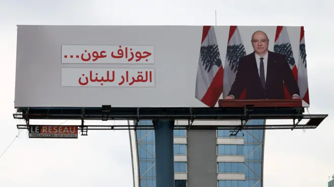لوحة إعلانية تُظهر الدعم للرئيس اللبناني عون في حي الأشرفية ببيروت، لبنان - 1 مايو/أيار 2026