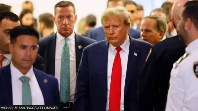 دونالد ترامب يغادر قاعة المحكمة بصحبة مرافقيه