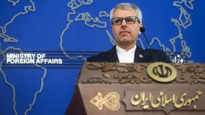 بقايي دریځ ته ولاړ دی