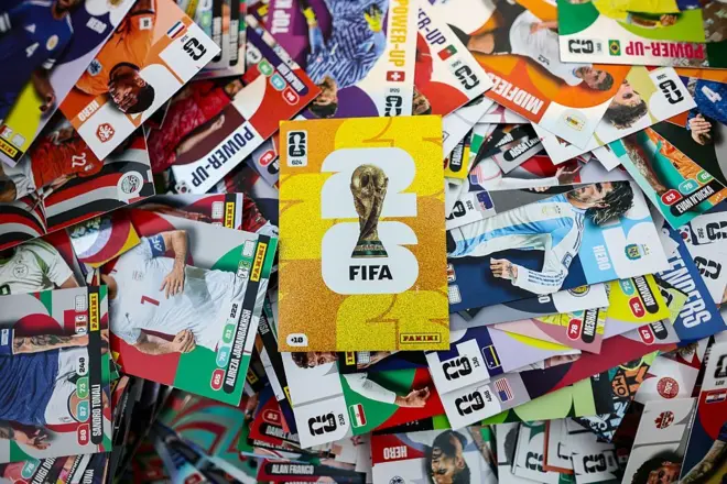 Álbum da Copa do Mundo ao meio com várias figurinhas de jogadores ao redor