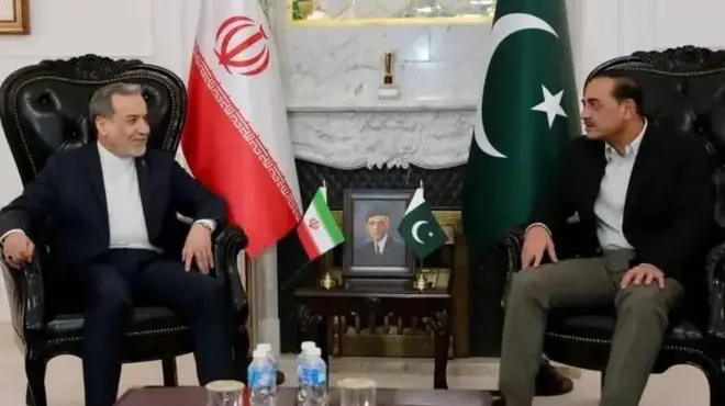 Abbas Araqchi alikutana na Asim Munir wakati wa ziara yake mjini Islamabad.