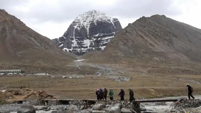 कैलाश मानसरोवर समुद्र तल से 6638 मीटर की ऊंचाई पर स्थित है