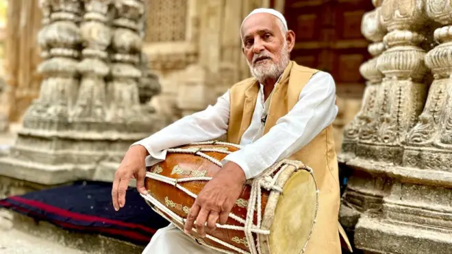 હાજી રમકડું, ગુજરાત, પદ્મશ્રી, કળા, સંગીત, ઢોલક, તબલા, ઢોલ, મીર, જૂનાગઢ, હાજી, દિવાળીબહેન ભીલ, પ્રાણલાલ વ્યાસ, ગઢવી, ડાયરો