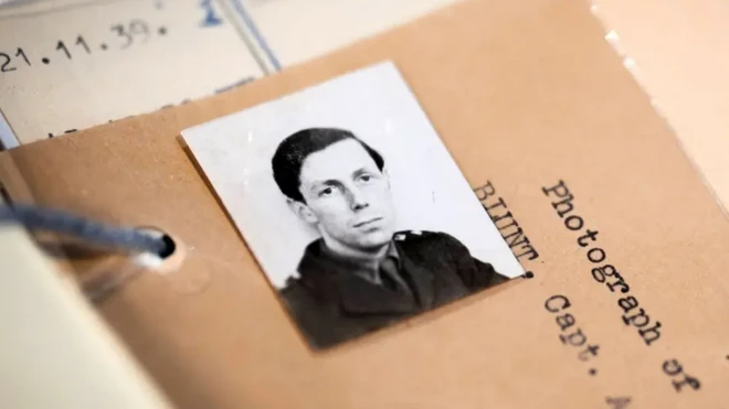 یک پرونده قدیمی و یک عکس سه در چهار سیاه و سفید