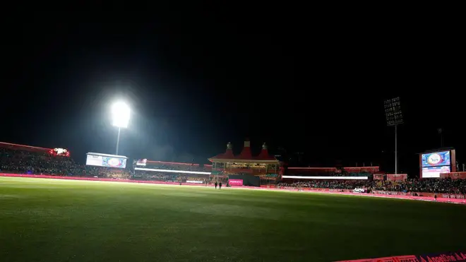 धरमशालातील HPCA स्टेडियम आयपीएल सामन्यादरम्यान फ्लडलाईट बंद झाल्यावर अंधारात बुडालं तेव्हाचं दृश्य.