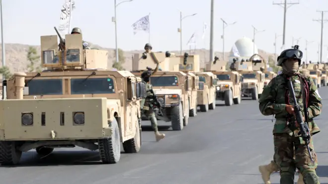 یک نیروی طالبان با تفنگ آمریکایی در رژه با تجهیزات آمریکایی در قندهار مقر رهبری طالبان