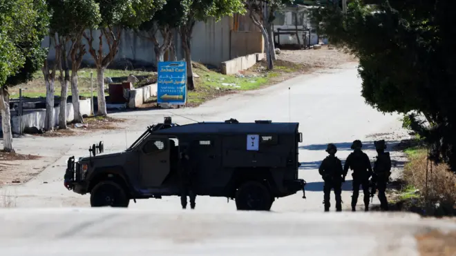 مركبة عسكرية إسرائيلية بالقرب من طوباس في الضفة الغربية المحتلة، 26 نوفمبر/تشرين الثاني 2025